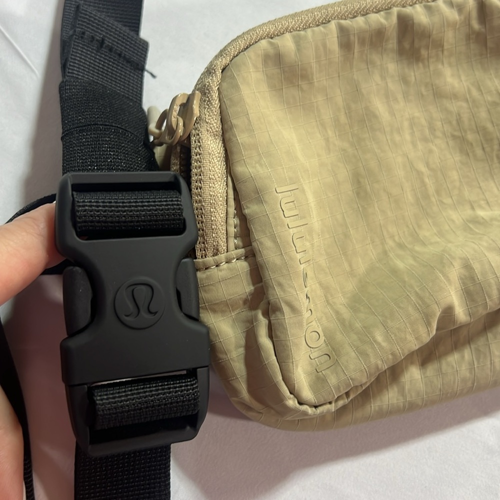Lululemon MINI belt bag - Picture 2 of 9